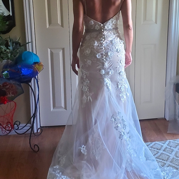 Stunning custom champagne & ivory gown with lace - Picture 6 of 16